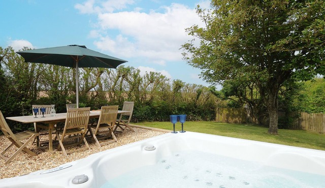 CARVANNEL COTTAGES, pet friendly, with hot tub in Portreath