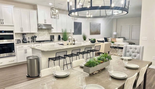 Cary RTP Lux-6/7 Beds, 2 King Beds, 3.5 Bath-Pool