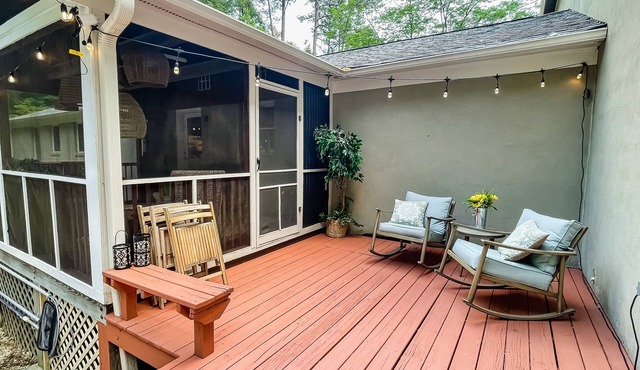 Cary Stylish home with pool and jetted tubs. 6 beds, sleep 12