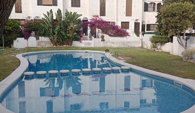 Casa Adosada con Piscina Comunitaria y Jardín a 5 Minutos en Coche de las Playas