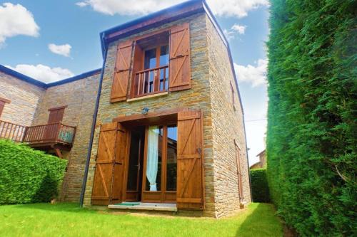 Casa Adosada con jardín y Wifi en Estavar