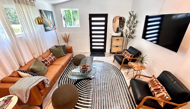Casa Agave, Private Guest House, 2 bedrooms, 1 bath, 3 beds, game room and yard!