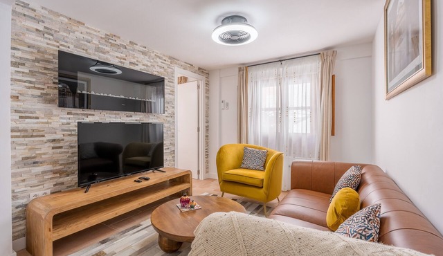 Casa al Andalus: Chic, Serene & Posh City Center Pad with WiFi and air conditioning!
