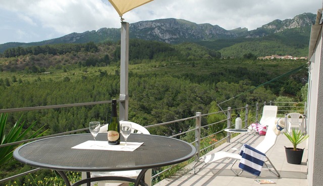 Casa Alados- modern Apnt within VillaSuala + amazing views in lovely location.