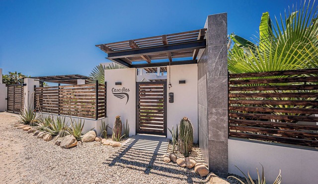 Casa Alas. New, Modern, Private Pool, and a Walk to the Beach!