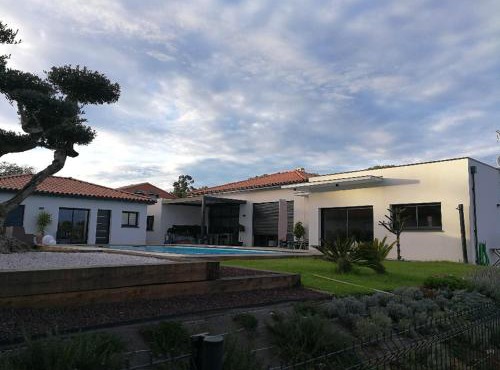 Casa Albera contemporaine piscine vue montagne