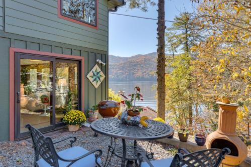 ‘Casa Alcoa’ Mtn-View Apt Over Santeetlah Lake!