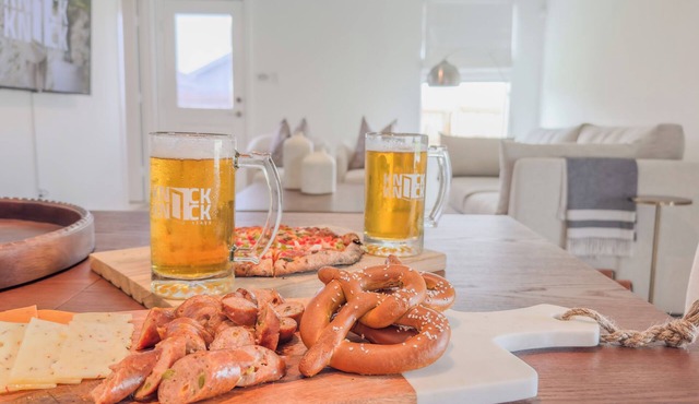 Casa Aleman · Relax in Style Near Downtown, rivers & Gruene.