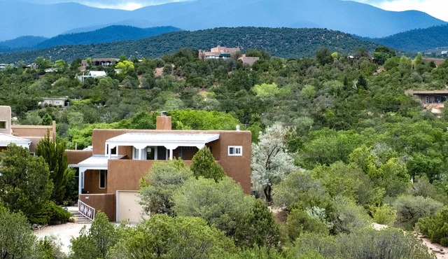 Casa Altamira - Gorgeous mountain views, deck, walk to the Plaza