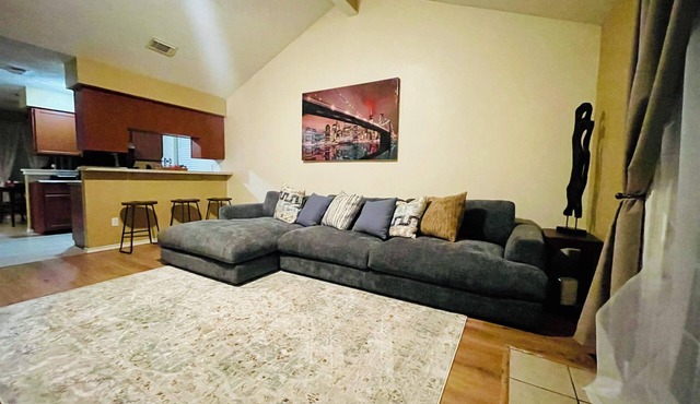 Casa amigos sleeps 8 near Airport , downtown or Woodlands mall, near many rest .