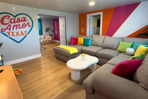 Casa Amor Texas A Vibrant Villa near BS&W with King Bed