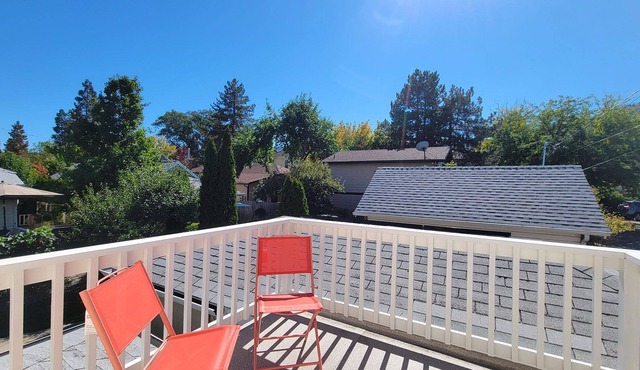 Casa Amore Cottage~ Close to OSF, with Gorgeous Outdoor Space