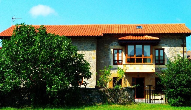CASA AMPLIA CON JARDÍN Y APARCAMIENTO G-100147