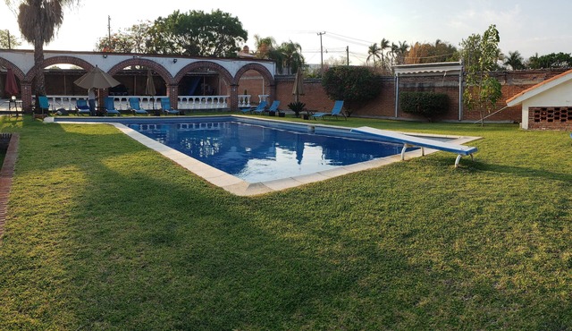 Casa amplia con jardín y alberca, a solo 5 minutos del lago de Tequesquitengo