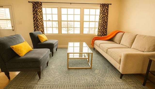 Casa Arlington, cozy, updated, close to all shopping.Home away from home.