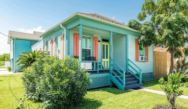 Casa Azul - 2 Blocks to Beach, Near Historic Strand, Private Yard!