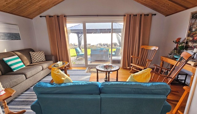 Casa Azul - Cozy Waterfront Cottage near Point Pelee
