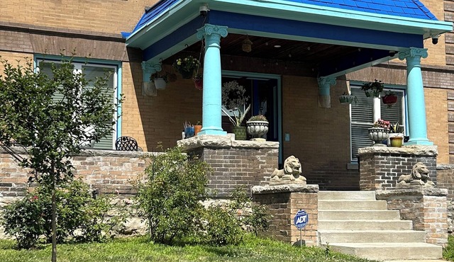 CASA AZUL DE VIDA. 1 min next to the Street Car.