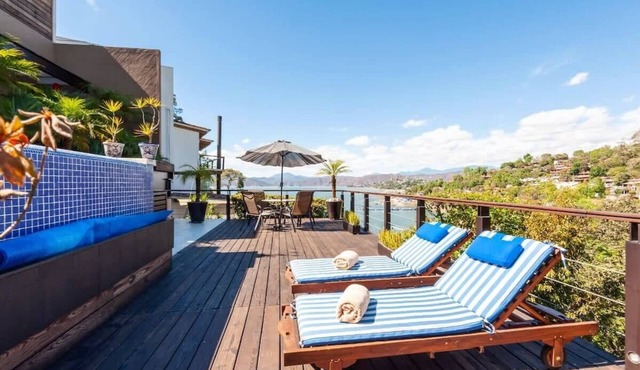 Casa Azul. Lakeview Terrace Retreat in Avándaro
