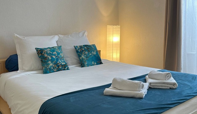 Casa Azul - Nevers Near Train Station: Cozy Apartment for 4 Guests