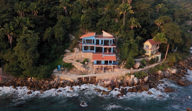 Casa Azul – Oceanfront Estate w/Rooftop Deck
