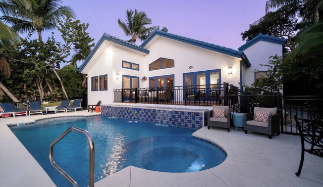 "Casa Azul Villa" - Beautiful Spacious Home with Private Pool, Dock, kayaks