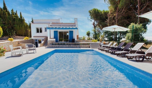 Casa Azulino – Spacious villa with pool, terrace & garden on the Costa Brava