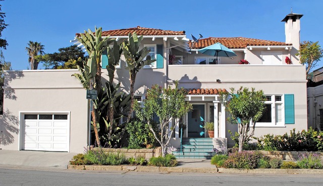 "Casa Azzurra" Dog Friendly! Heart of West Beach - walk to everything, patios and A/C!