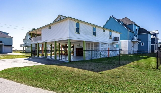 Casa Bella - 4 bedroom, Gulf View, Cargo Lift, Outdoor Bar, Fenced Yard,