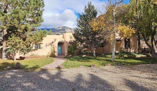 Casa Bella Compound- private yard- stream gourmet kitchen high speed internet