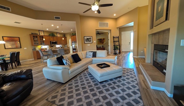 Casa Bella-Luxury home on corner lot, bring your fur baby.