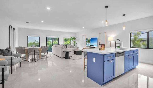 Casa Bella – New & Stylish Modern Home