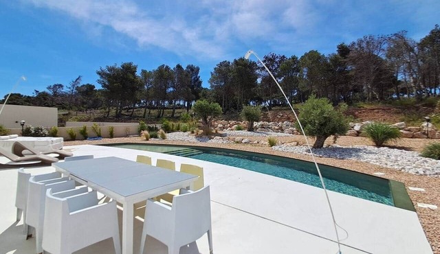 Casa Bianca - Architect-designed villa with swimming pool