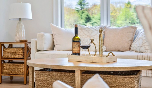 Casa Bianca spacious retreat, heated pools, clubhouse, close to beaches