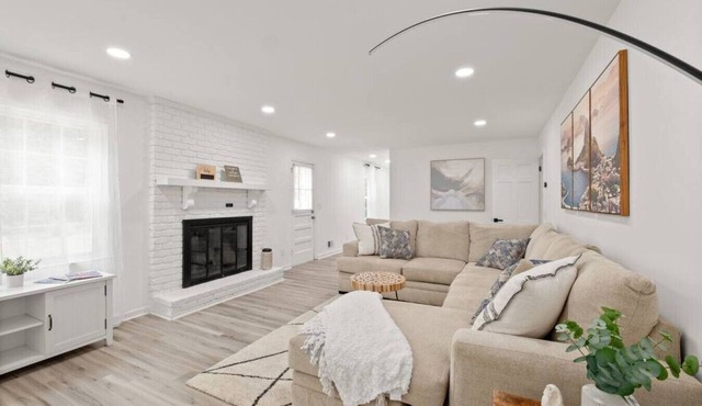 Casa Blanca: 6BR Luxury + Game Room, Minutes from Atlanta