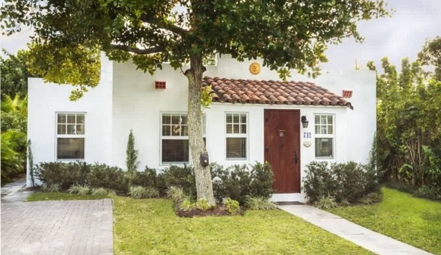 Casa Blanca - Chic Spanish-Style Cottage with Private Courtyard