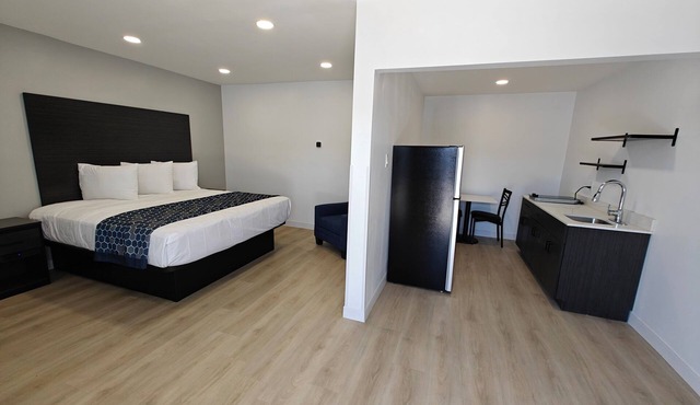 Casa Blanca Inn and Suites
