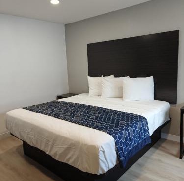 Casa Blanca Inn and Suites