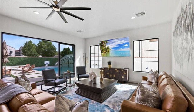 Casa Blanca luxury Villa Private pool sleeps 30!