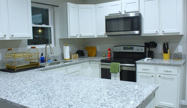 Casa Blanca - mins to Downtown Emporia
