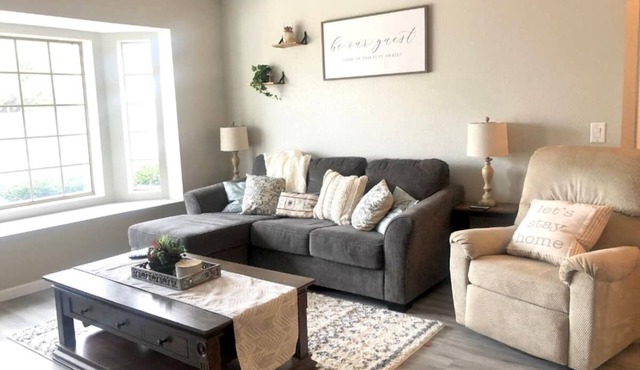 Casa Blanca Retreat, 3 BR Home w/A/C & Free Wi-Fi