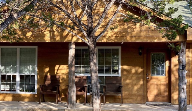 Casa Blanca's Cabin B, 1BR/1BA, Sleeps 4, Porch, Grill