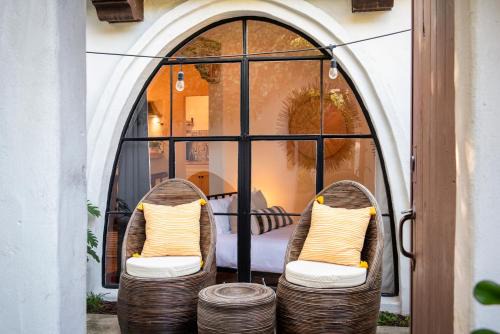 Casa Blanca Suite B2 - Sunlit Montecito Studio Retreat with Patio