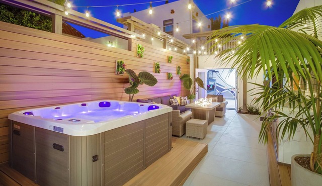 Casa Blanca–Ultimate Getaway: Spa, Game Rooms, Firepit, Views