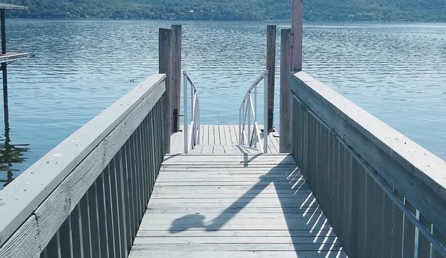 Casa Blanca waterfront house with private pier , sleeps 8. 4 bedrooms, 3 Bath