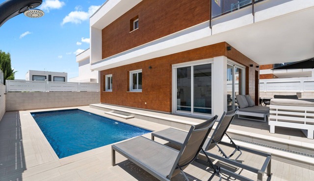 Casa Bos Flamingo Pool and Jacuzzi