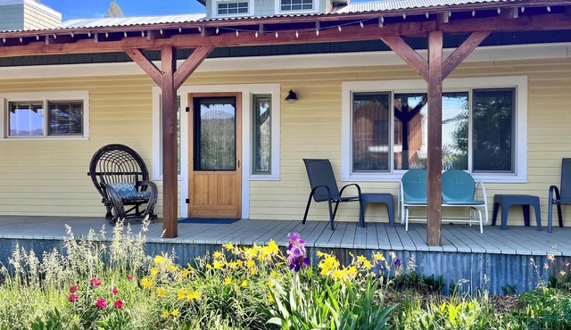 Casa Bogart-Dog Friendly, 3 Bedroom, Sits 1 Block Above heart of Winthrop!