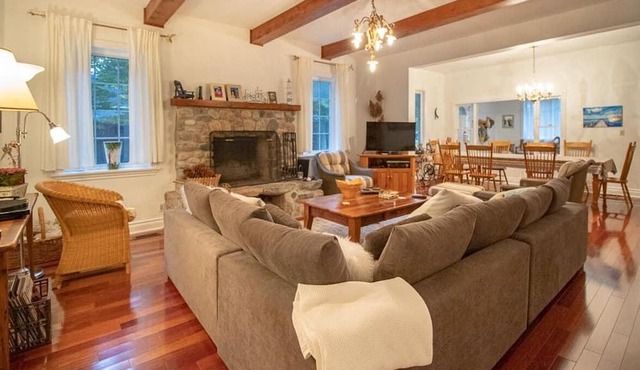 Casa Bonita - Beautiful 4Br Simcoe Cottage w/ Swimming & Wi-Fi!