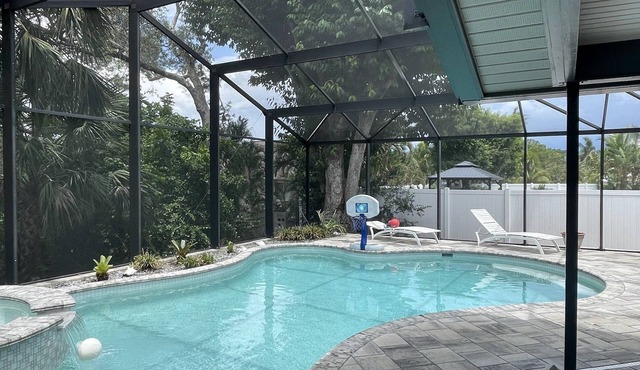 Casa Bonita - Tropical Paradise - House with Pool & Spa - 5 Mins from the Beach