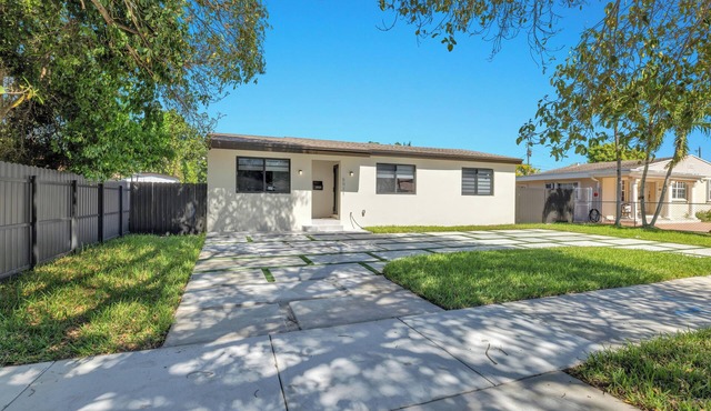 Casa Calle 19 Studio (No kitchen, microwave and fridge available) 1 out of 2 units in the same property/building.